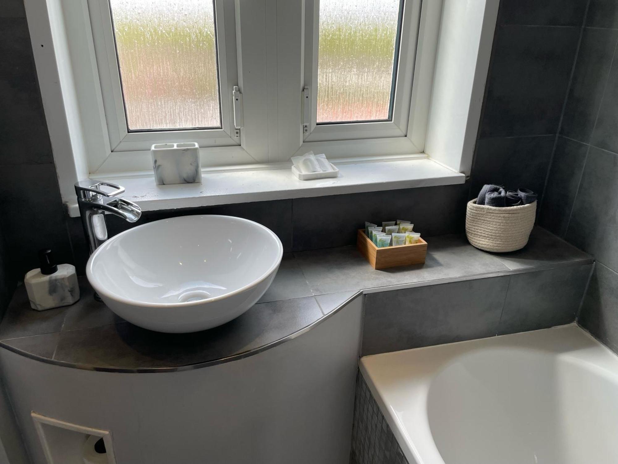 Top Floor 1 Bedroom Apartment With Views Over Londra Dış mekan fotoğraf
