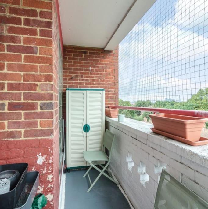 Top Floor 1 Bedroom Apartment With Views Over Londra Dış mekan fotoğraf
