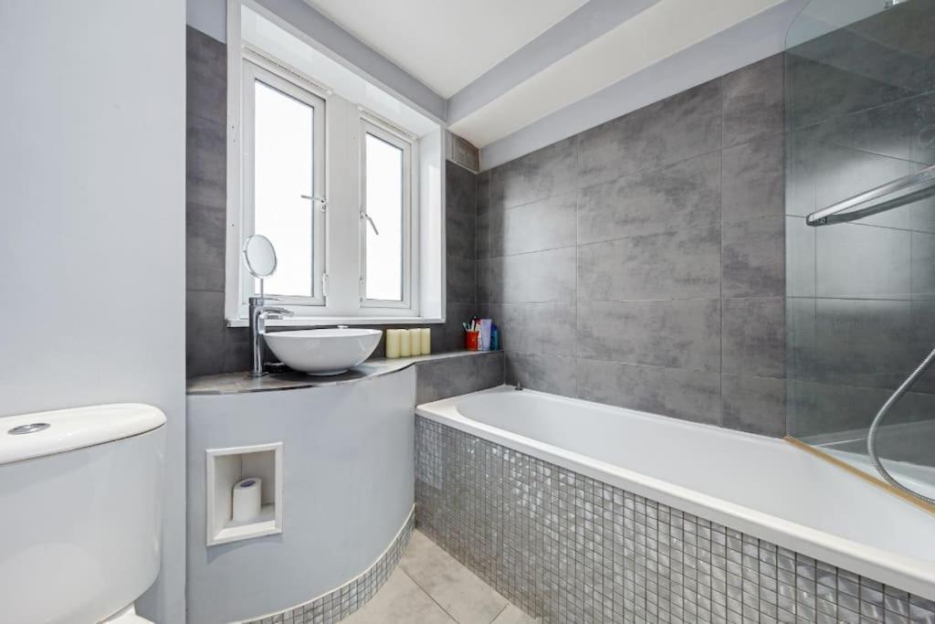 Top Floor 1 Bedroom Apartment With Views Over Londra Dış mekan fotoğraf