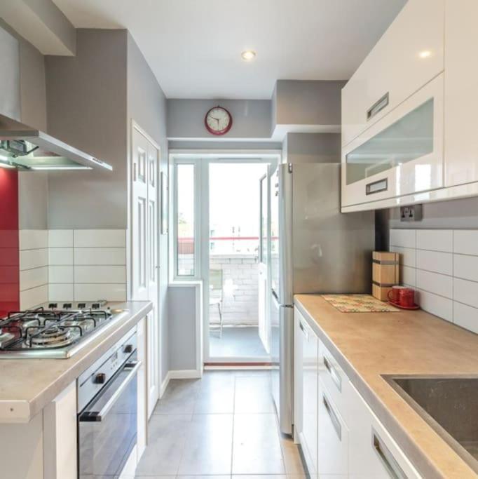 Top Floor 1 Bedroom Apartment With Views Over Londra Dış mekan fotoğraf
